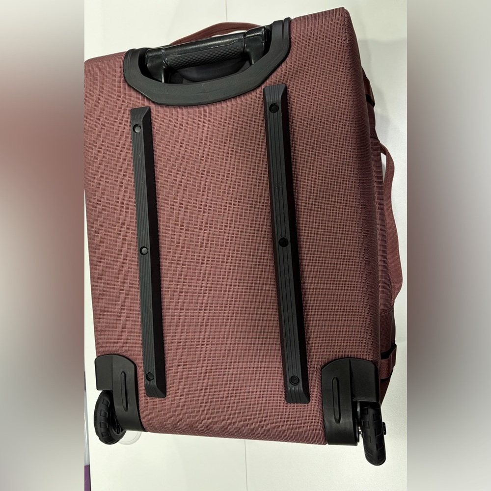 Patagonia Black Hole Wheeled Duffel 40L Dulse Mauve Dark Pink NWT Travel Bag - Picture 7 of 8